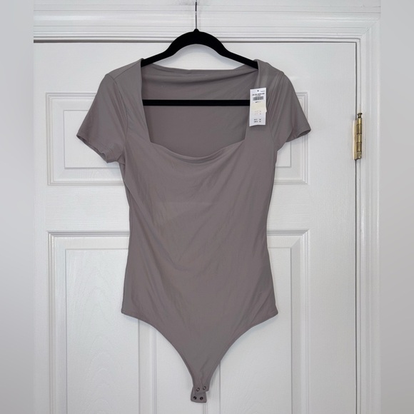 Abercrombie & Fitch Soft Matte Seamless Short-Sleeve Squareneck Bodysuit NWT - Picture 6 of 9